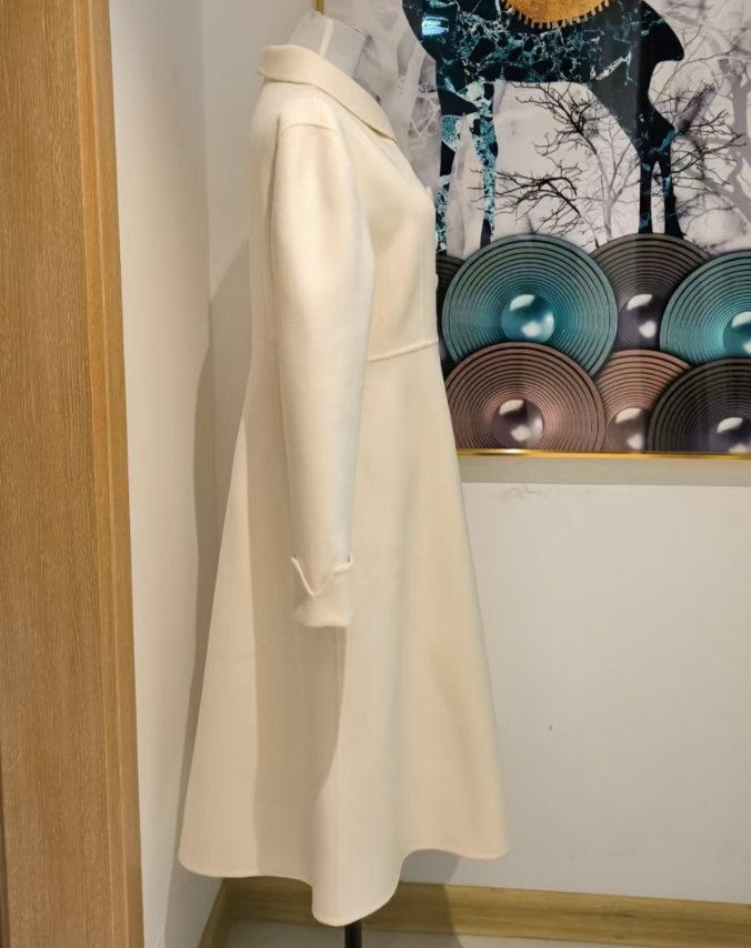 Custom White Cashmere Coat – Luxuriously Tailored Overcoat for Elegant Style